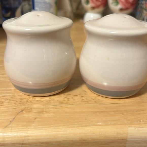 Vintage Pfaltzgraff Pink Aura Salt and Pepper Shakers Retired - Picture 1 of 3